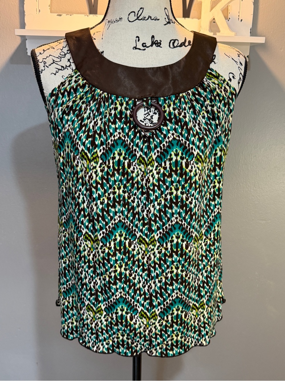 IZ BYER TEAL, BLACK & BROWN PATTERNED WITH KEYHOLE & BROWN RING BLOUSE SZ M